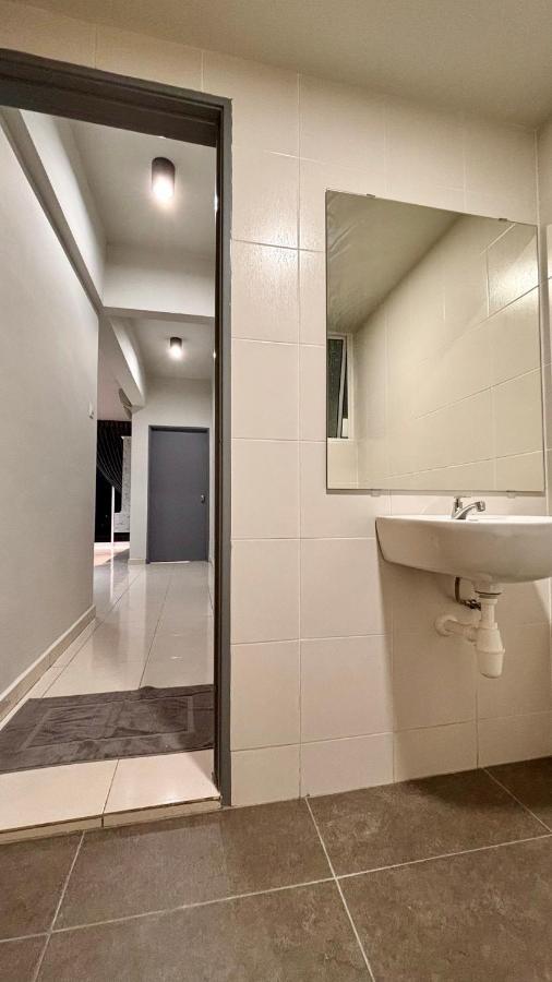 Pangsapuri Spacious House 4r 8pax Wifi-s Pic-airport *